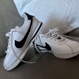 NIKE SNEAKERS. (5Y)